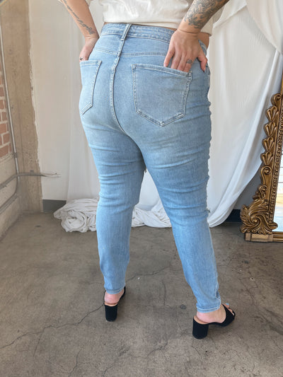 HIGH RISE Light Denim Skinny Jean